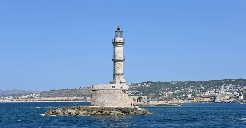Il porto veneziano di Chania con il faro