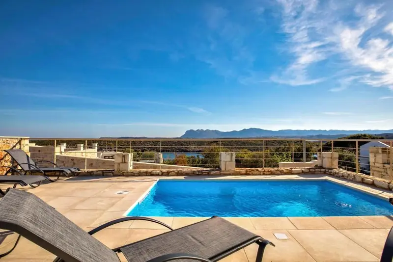 Vagioni Seaside Villa: piscina con vista sulla baia