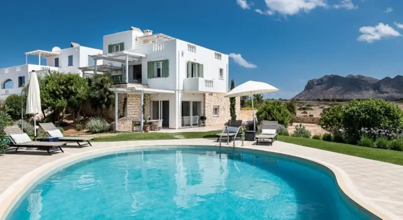 Villa Amantella: la piscina e la facciata bianca