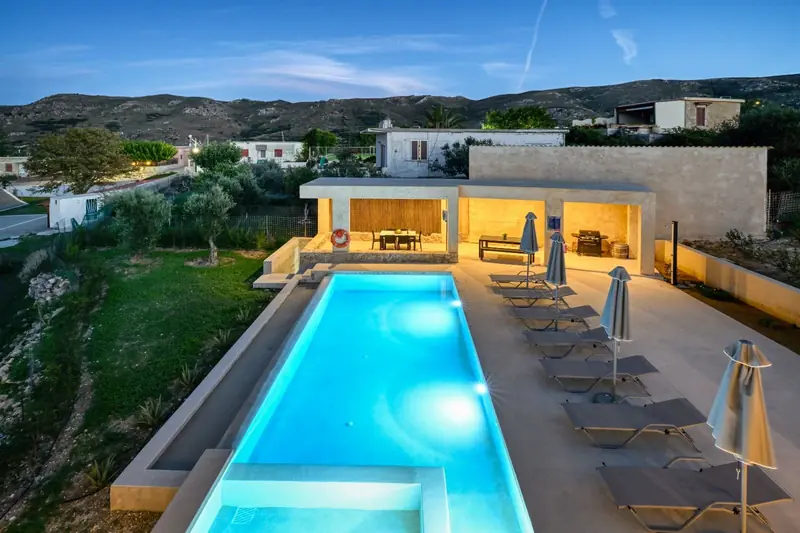 Piscina di una villa a Falassarna al tramonto